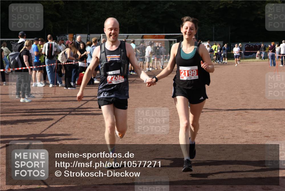 27.09.2026 - 35. Volkslauf durch das schöne Alstertal Strokosch-Dieckow http://msf.ph/oto/10577271 27.09.2026 12:31:46 Ziel 1652, 2199, 2202 meine-sportfotos.de
