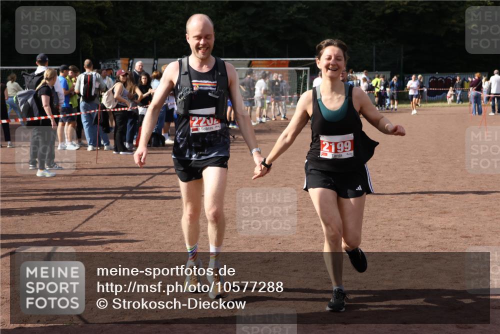 27.09.2026 - 35. Volkslauf durch das schöne Alstertal Strokosch-Dieckow http://msf.ph/oto/10577288 27.09.2026 12:31:46 Ziel 1652, 2199, 2202 meine-sportfotos.de