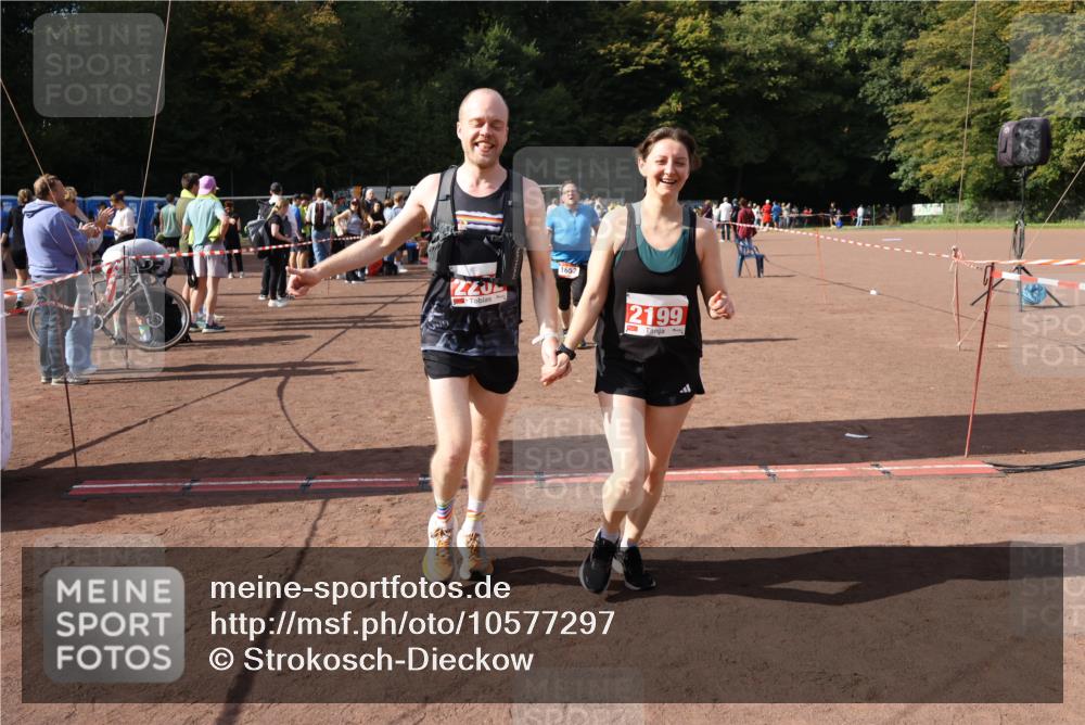 27.09.2026 - 35. Volkslauf durch das schöne Alstertal Strokosch-Dieckow http://msf.ph/oto/10577297 27.09.2026 12:31:47 Ziel 1652, 2199, 2202 meine-sportfotos.de