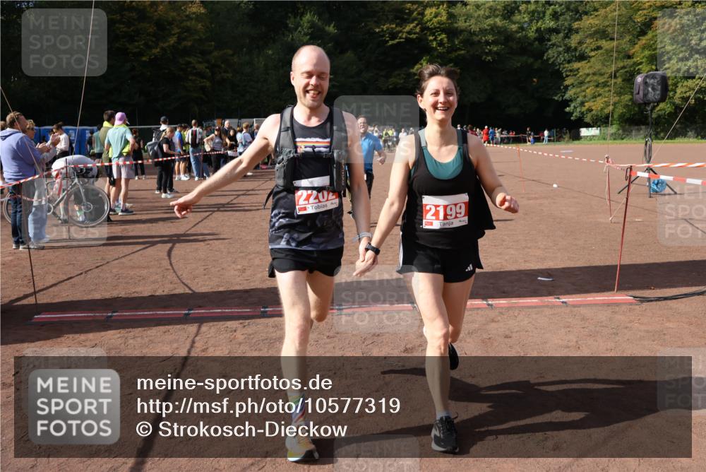 27.09.2026 - 35. Volkslauf durch das schöne Alstertal Strokosch-Dieckow http://msf.ph/oto/10577319 27.09.2026 12:31:48 Ziel 1652, 2199, 2202 meine-sportfotos.de