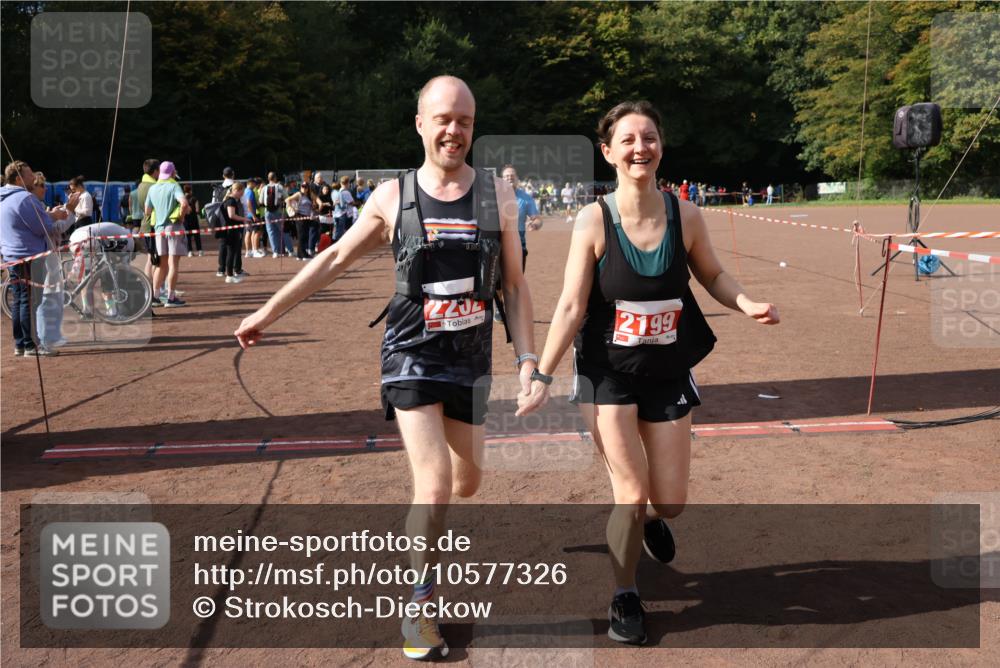 27.09.2026 - 35. Volkslauf durch das schöne Alstertal Strokosch-Dieckow http://msf.ph/oto/10577326 27.09.2026 12:31:48 Ziel 1652, 2199, 2202 meine-sportfotos.de