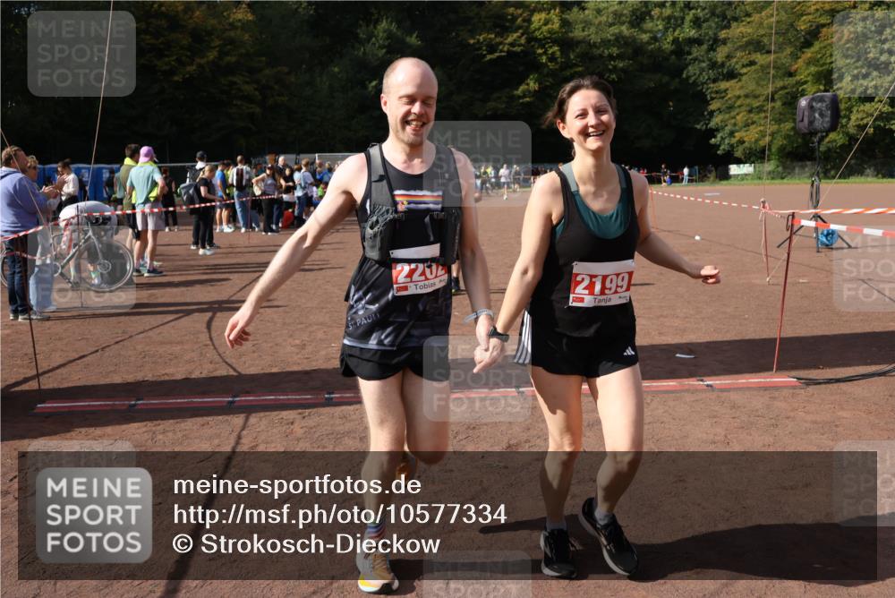 27.09.2026 - 35. Volkslauf durch das schöne Alstertal Strokosch-Dieckow http://msf.ph/oto/10577334 27.09.2026 12:31:48 Ziel 1652, 2199, 2202 meine-sportfotos.de