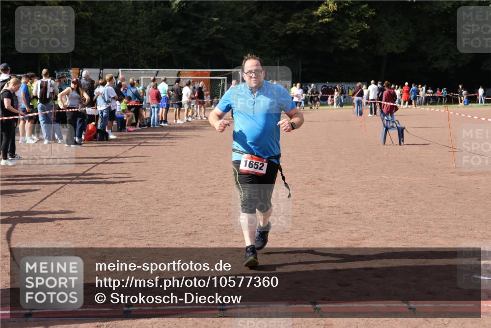 27.09.2026 - 35. Volkslauf durch das schöne Alstertal Strokosch-Dieckow http://msf.ph/oto/10577360 27.09.2026 12:31:49 Ziel 1652, 2199, 2202 meine-sportfotos.de