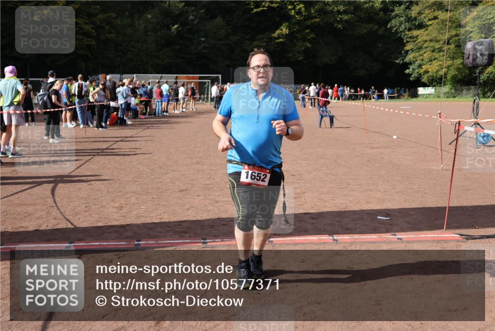 27.09.2026 - 35. Volkslauf durch das schöne Alstertal Strokosch-Dieckow http://msf.ph/oto/10577371 27.09.2026 12:31:50 Ziel 1652, 2199, 2202 meine-sportfotos.de