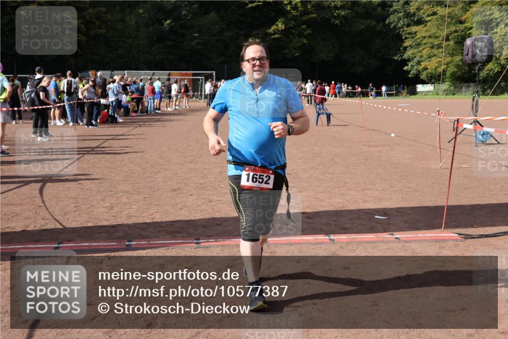 27.09.2026 - 35. Volkslauf durch das schöne Alstertal Strokosch-Dieckow http://msf.ph/oto/10577387 27.09.2026 12:31:51 Ziel 1652, 2202 meine-sportfotos.de