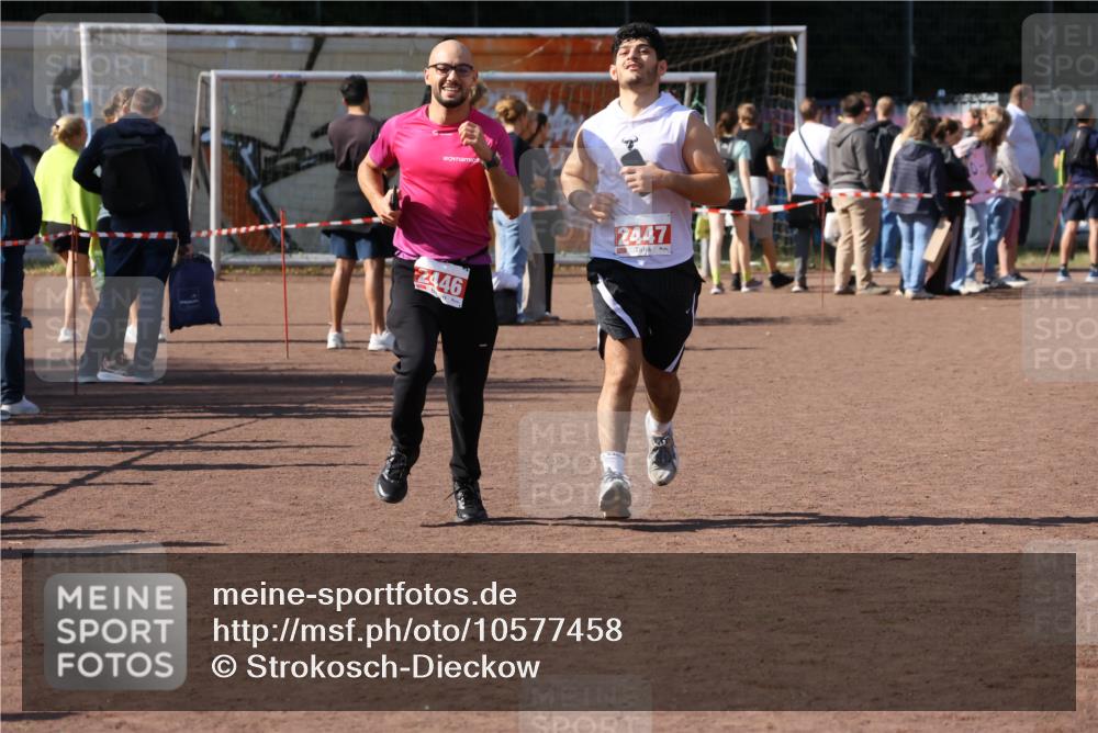 27.09.2026 - 35. Volkslauf durch das schöne Alstertal Strokosch-Dieckow http://msf.ph/oto/10577458 27.09.2026 12:42:44 Ziel 2446, 2447 meine-sportfotos.de
