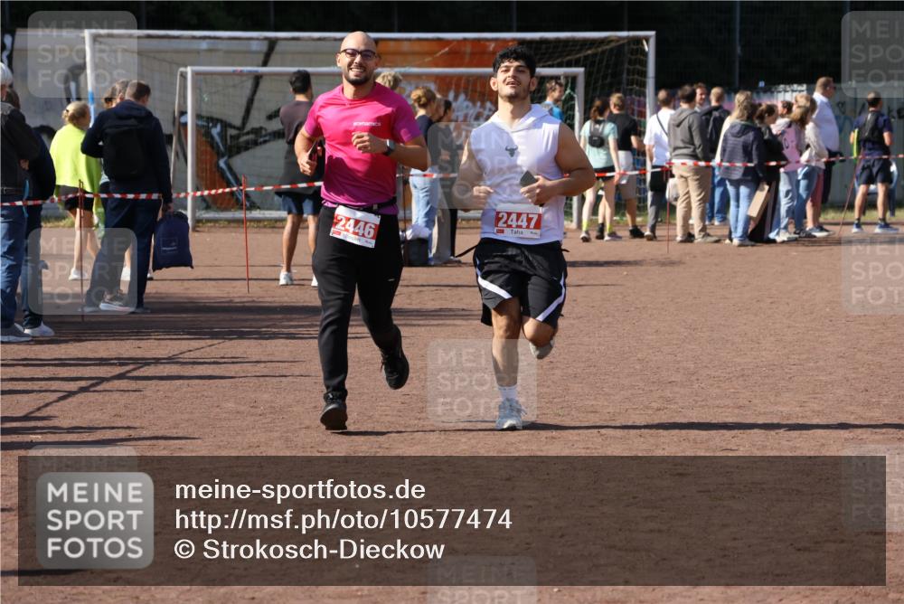 27.09.2026 - 35. Volkslauf durch das schöne Alstertal Strokosch-Dieckow http://msf.ph/oto/10577474 27.09.2026 12:42:44 Ziel 2446, 2447 meine-sportfotos.de