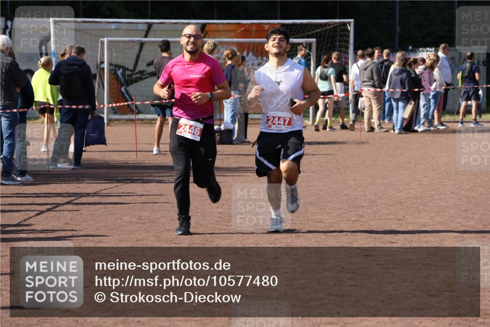 27.09.2026 - 35. Volkslauf durch das schöne Alstertal Strokosch-Dieckow http://msf.ph/oto/10577480 27.09.2026 12:42:44 Ziel 2446, 2447 meine-sportfotos.de