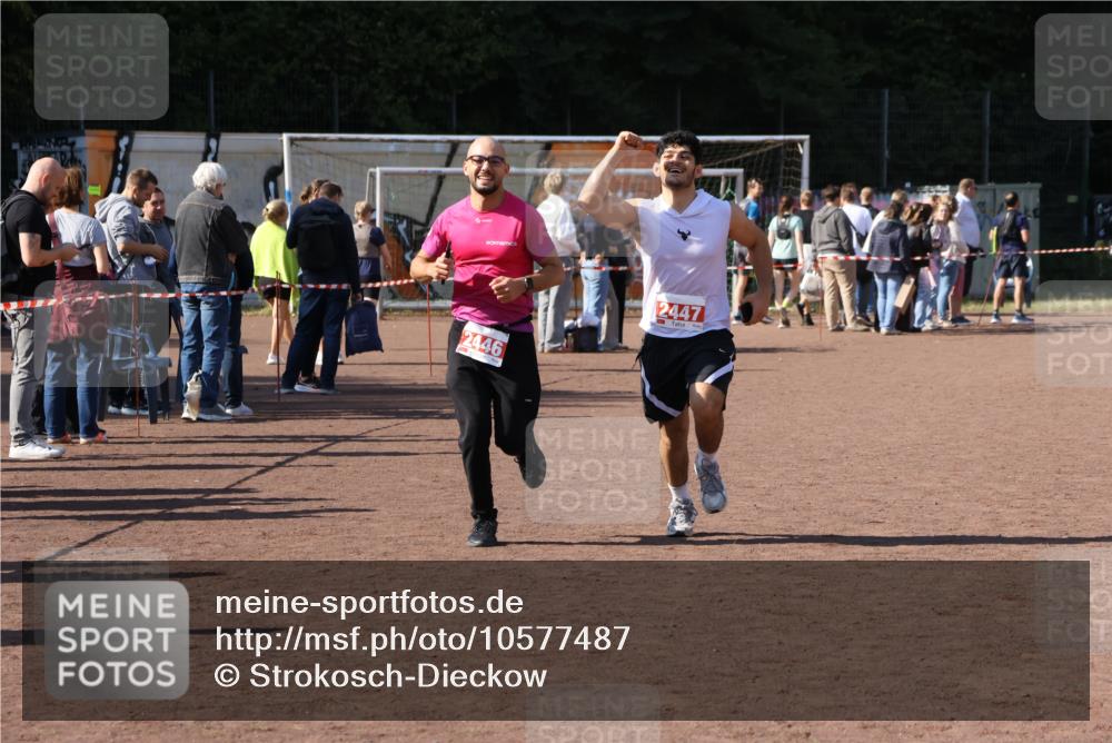 27.09.2026 - 35. Volkslauf durch das schöne Alstertal Strokosch-Dieckow http://msf.ph/oto/10577487 27.09.2026 12:42:45 Ziel 2446, 2447 meine-sportfotos.de