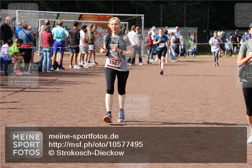 27.09.2026 - 35. Volkslauf durch das schöne Alstertal Strokosch-Dieckow http://msf.ph/oto/10577495 27.09.2026 12:32:14 Ziel 1087, 2388 meine-sportfotos.de