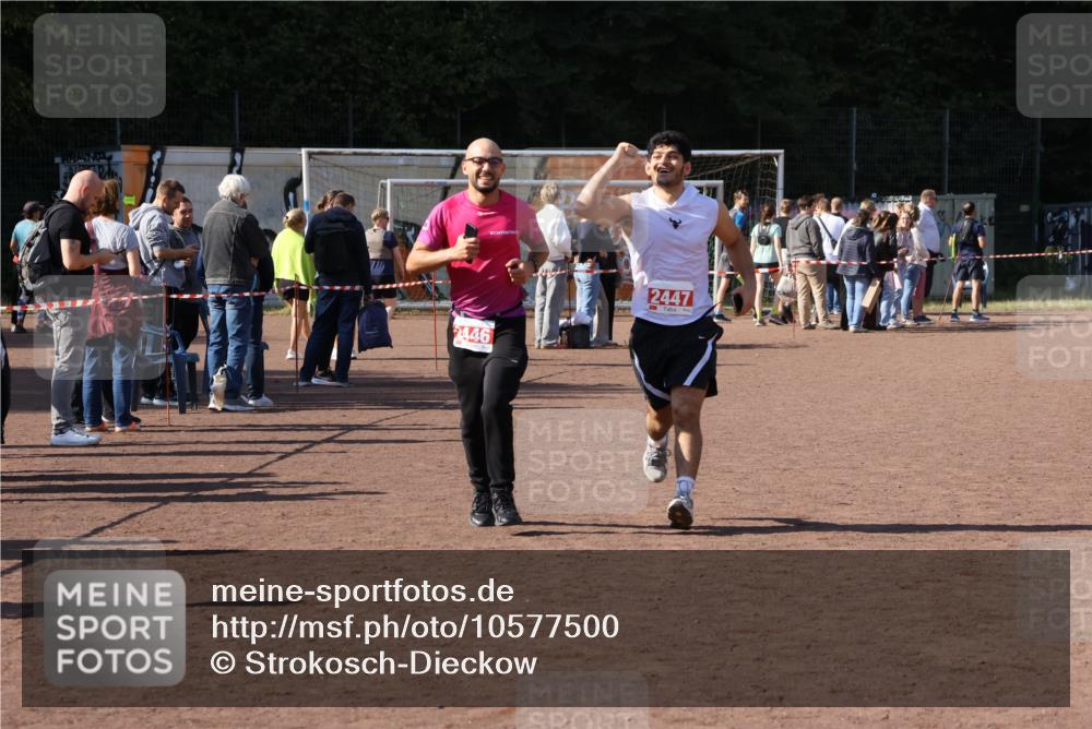 27.09.2026 - 35. Volkslauf durch das schöne Alstertal Strokosch-Dieckow http://msf.ph/oto/10577500 27.09.2026 12:42:45 Ziel 2446, 2447 meine-sportfotos.de