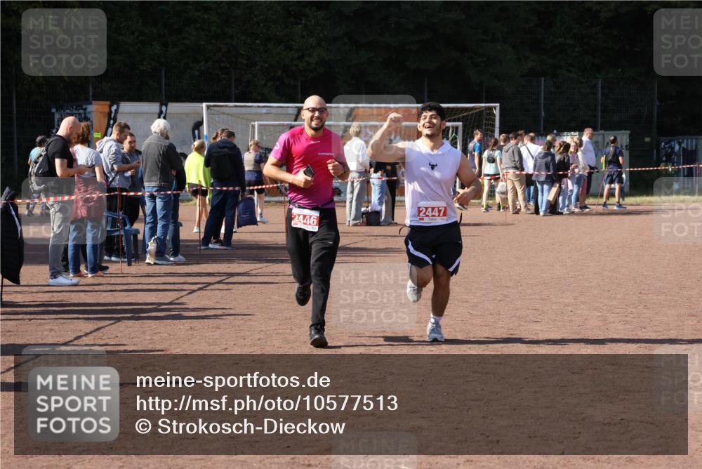 27.09.2026 - 35. Volkslauf durch das schöne Alstertal Strokosch-Dieckow http://msf.ph/oto/10577513 27.09.2026 12:42:45 Ziel 2446, 2447 meine-sportfotos.de