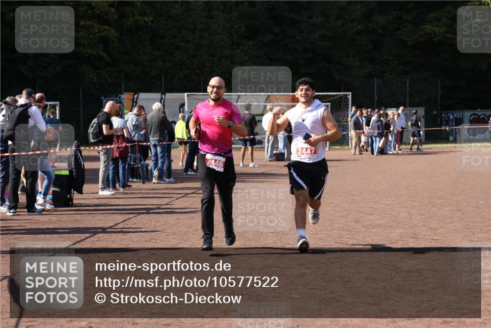 27.09.2026 - 35. Volkslauf durch das schöne Alstertal Strokosch-Dieckow http://msf.ph/oto/10577522 27.09.2026 12:42:46 Ziel 2446, 2447 meine-sportfotos.de