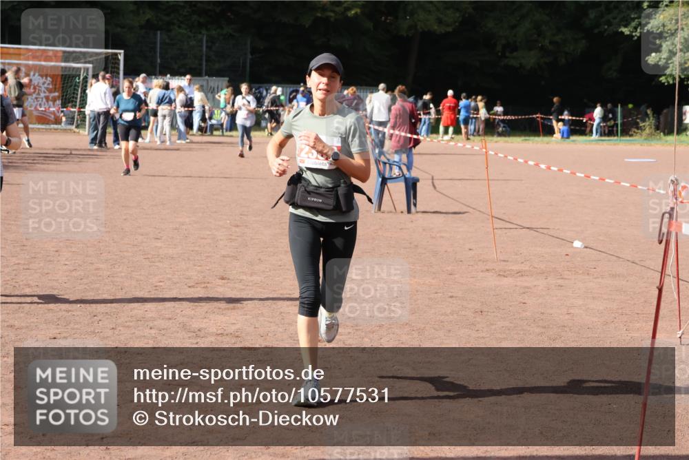 27.09.2026 - 35. Volkslauf durch das schöne Alstertal Strokosch-Dieckow http://msf.ph/oto/10577531 27.09.2026 12:32:15 Ziel 1087, 2388 meine-sportfotos.de