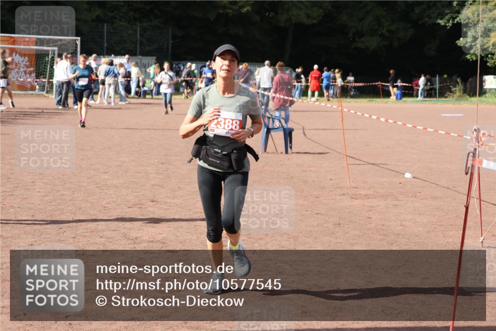 27.09.2026 - 35. Volkslauf durch das schöne Alstertal Strokosch-Dieckow http://msf.ph/oto/10577545 27.09.2026 12:32:15 Ziel 1087, 2388 meine-sportfotos.de