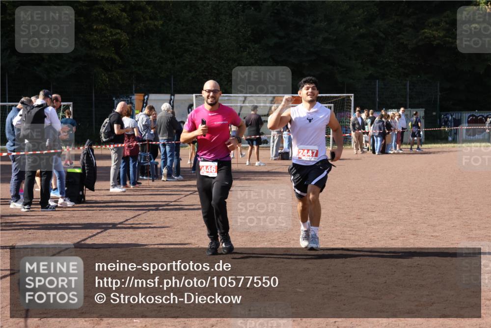 27.09.2026 - 35. Volkslauf durch das schöne Alstertal Strokosch-Dieckow http://msf.ph/oto/10577550 27.09.2026 12:42:46 Ziel 2446, 2447 meine-sportfotos.de