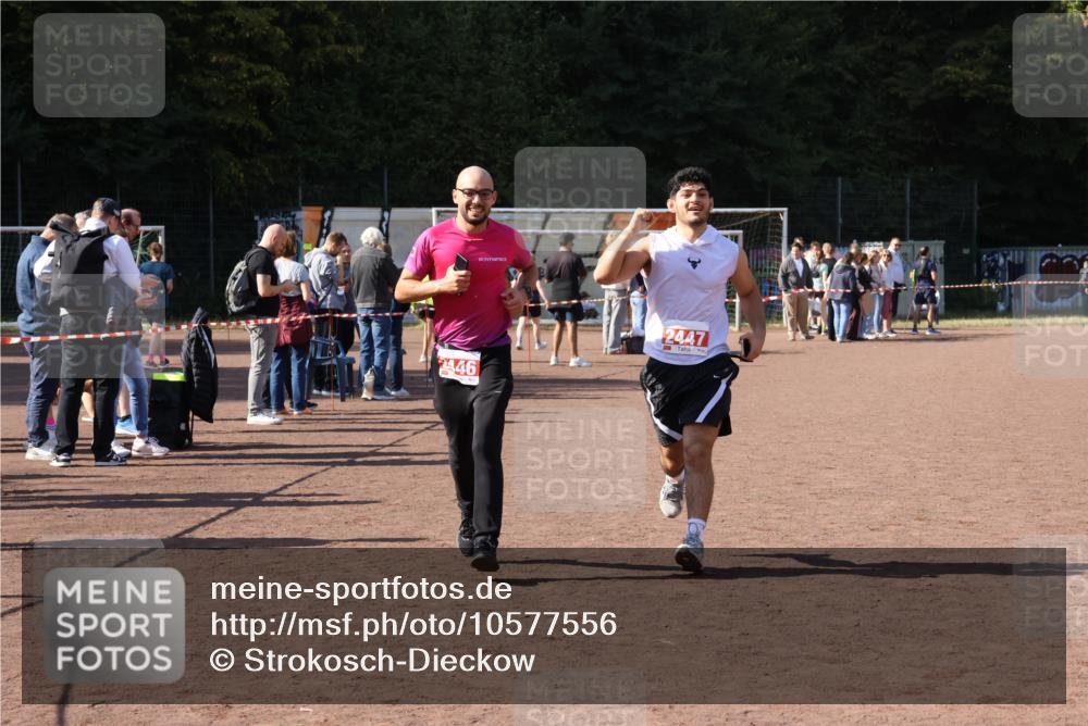 27.09.2026 - 35. Volkslauf durch das schöne Alstertal Strokosch-Dieckow http://msf.ph/oto/10577556 27.09.2026 12:42:47 Ziel 2446, 2447 meine-sportfotos.de