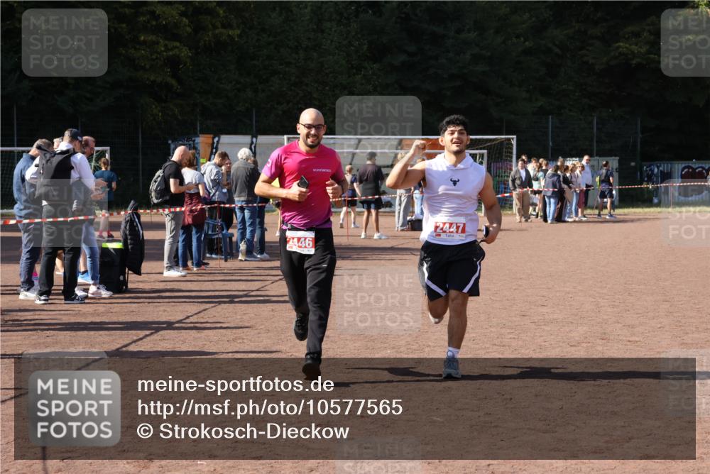 27.09.2026 - 35. Volkslauf durch das schöne Alstertal Strokosch-Dieckow http://msf.ph/oto/10577565 27.09.2026 12:42:47 Ziel 2446, 2447 meine-sportfotos.de