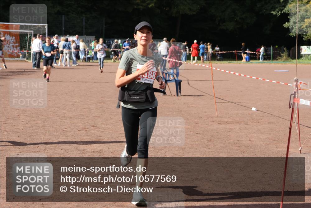 27.09.2026 - 35. Volkslauf durch das schöne Alstertal Strokosch-Dieckow http://msf.ph/oto/10577569 27.09.2026 12:32:16 Ziel 1087, 2008, 2388 meine-sportfotos.de