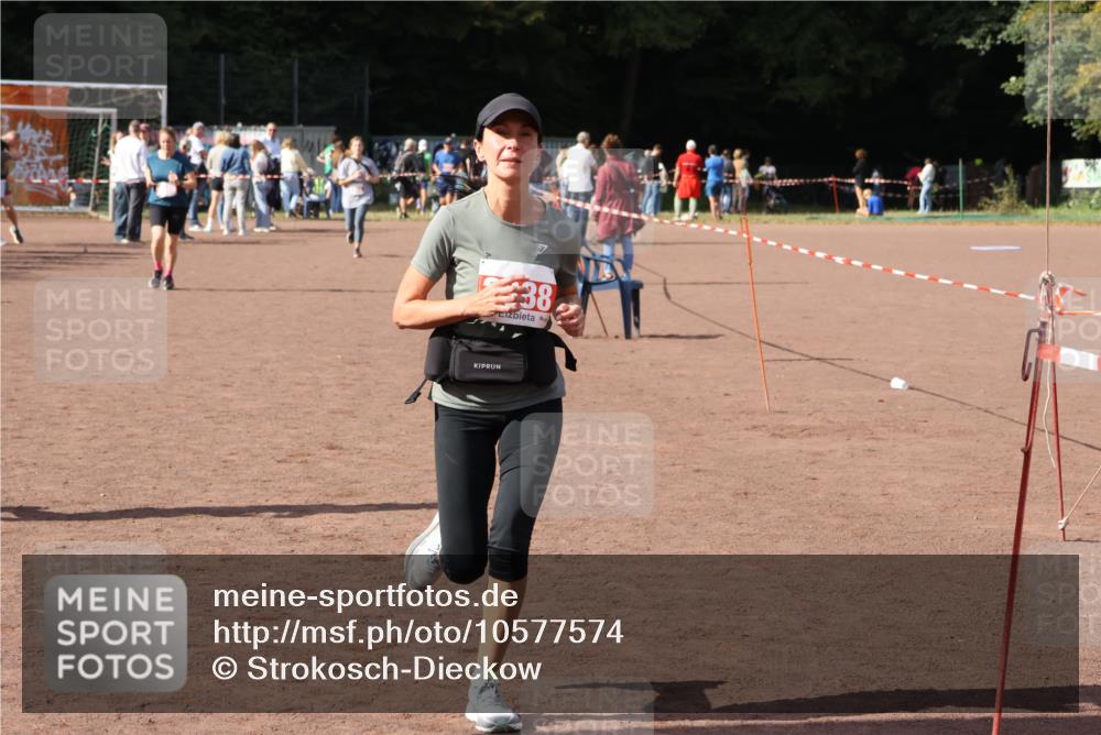 27.09.2026 - 35. Volkslauf durch das schöne Alstertal Strokosch-Dieckow http://msf.ph/oto/10577574 27.09.2026 12:32:16 Ziel 1087, 2008, 2388 meine-sportfotos.de