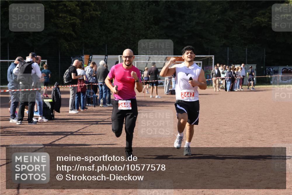 27.09.2026 - 35. Volkslauf durch das schöne Alstertal Strokosch-Dieckow http://msf.ph/oto/10577578 27.09.2026 12:42:47 Ziel 2446, 2447 meine-sportfotos.de