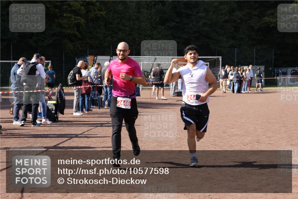 27.09.2026 - 35. Volkslauf durch das schöne Alstertal Strokosch-Dieckow http://msf.ph/oto/10577598 27.09.2026 12:42:47 Ziel 2446, 2447 meine-sportfotos.de