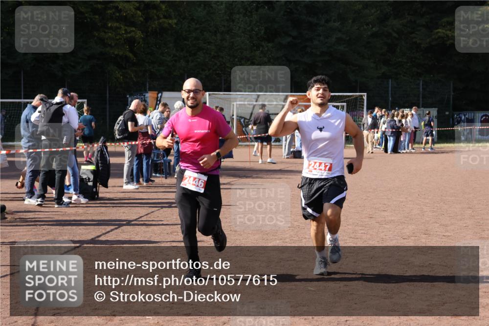 27.09.2026 - 35. Volkslauf durch das schöne Alstertal Strokosch-Dieckow http://msf.ph/oto/10577615 27.09.2026 12:42:47 Ziel 2446, 2447 meine-sportfotos.de