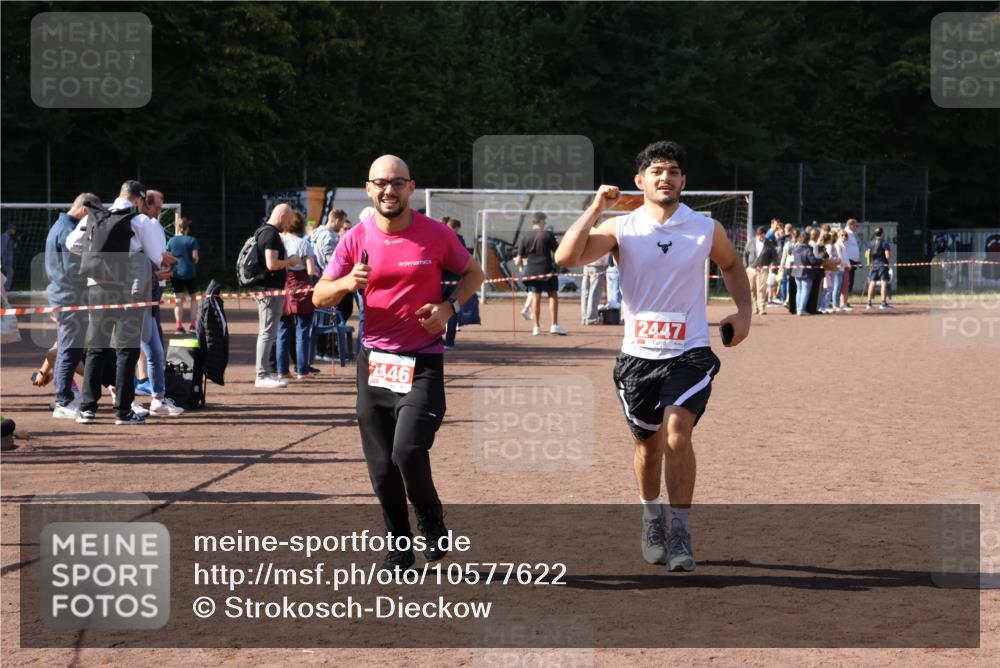 27.09.2026 - 35. Volkslauf durch das schöne Alstertal Strokosch-Dieckow http://msf.ph/oto/10577622 27.09.2026 12:42:47 Ziel 2446, 2447 meine-sportfotos.de