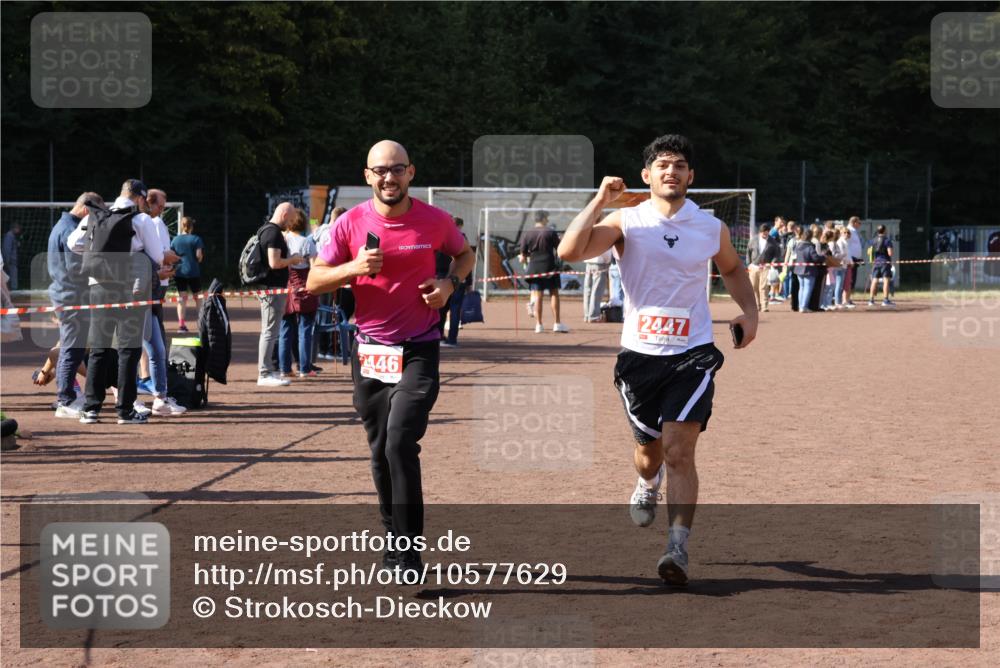27.09.2026 - 35. Volkslauf durch das schöne Alstertal Strokosch-Dieckow http://msf.ph/oto/10577629 27.09.2026 12:42:47 Ziel 2446, 2447 meine-sportfotos.de