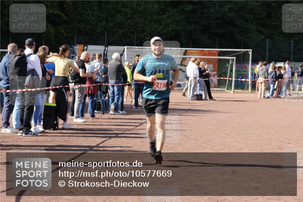 27.09.2026 - 35. Volkslauf durch das schöne Alstertal Strokosch-Dieckow http://msf.ph/oto/10577669 27.09.2026 12:43:15 Ziel 2487 meine-sportfotos.de