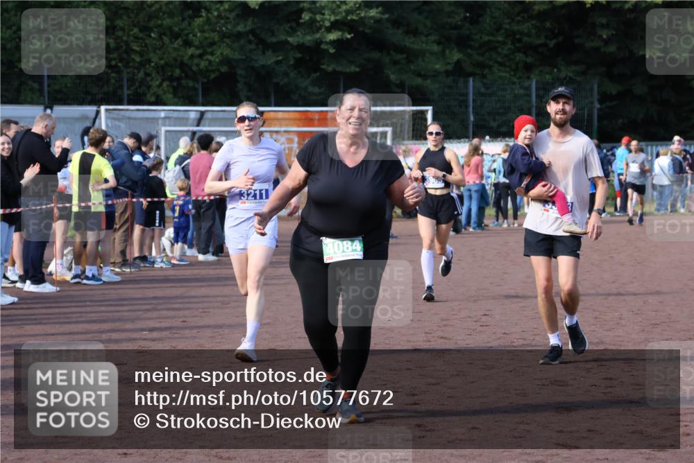 27.09.2026 - 35. Volkslauf durch das schöne Alstertal Strokosch-Dieckow http://msf.ph/oto/10577672 27.09.2026 11:19:44 Ziel 3211, 3343, 3964, 3965, 4084 meine-sportfotos.de