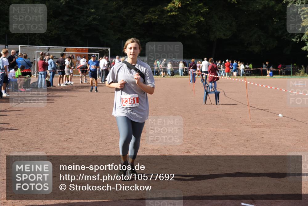27.09.2026 - 35. Volkslauf durch das schöne Alstertal Strokosch-Dieckow http://msf.ph/oto/10577692 27.09.2026 12:32:27 Ziel 2008, 2197, 2361 meine-sportfotos.de