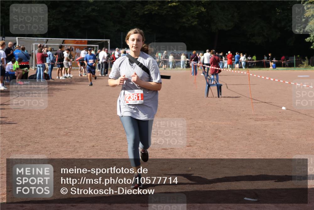 27.09.2026 - 35. Volkslauf durch das schöne Alstertal Strokosch-Dieckow http://msf.ph/oto/10577714 27.09.2026 12:32:27 Ziel 2008, 2197, 2361 meine-sportfotos.de