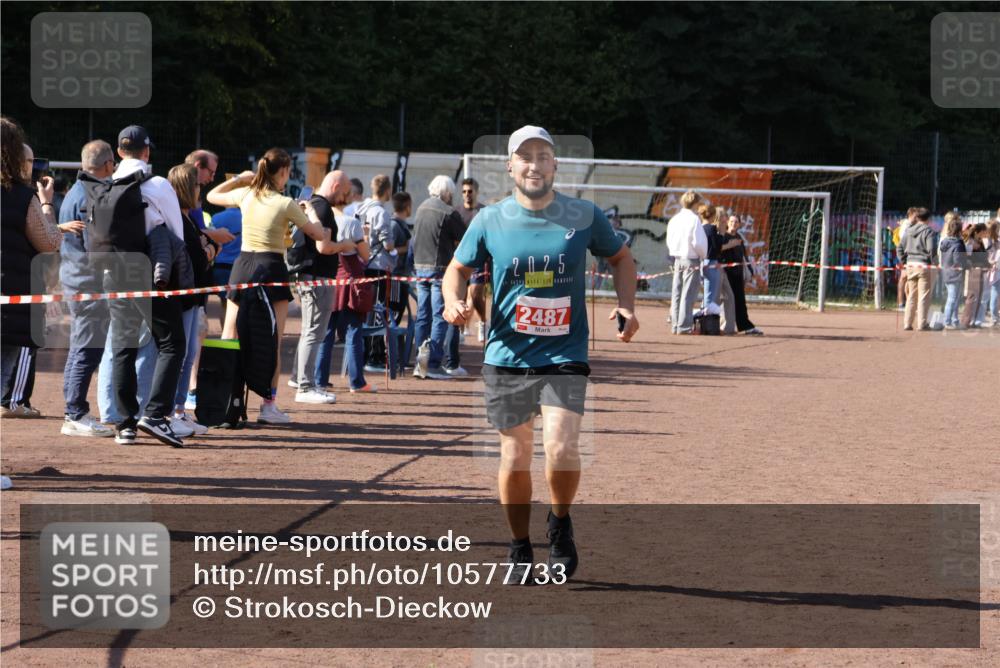 27.09.2026 - 35. Volkslauf durch das schöne Alstertal Strokosch-Dieckow http://msf.ph/oto/10577733 27.09.2026 12:43:15 Ziel 2487 meine-sportfotos.de