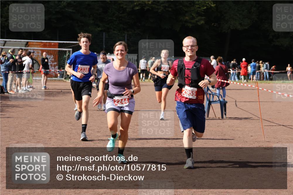 27.09.2026 - 35. Volkslauf durch das schöne Alstertal Strokosch-Dieckow http://msf.ph/oto/10577815 27.09.2026 12:32:44 Ziel 1084, 1645, 2244, 2305, 2338, 2955 meine-sportfotos.de
