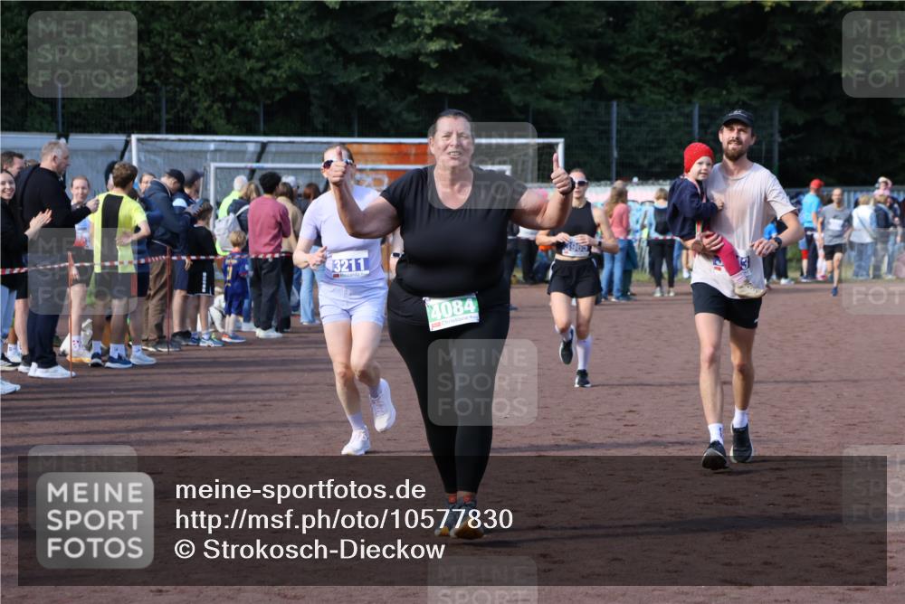 27.09.2026 - 35. Volkslauf durch das schöne Alstertal Strokosch-Dieckow http://msf.ph/oto/10577830 27.09.2026 11:19:44 Ziel 3211, 3343, 3964, 3965, 4084 meine-sportfotos.de