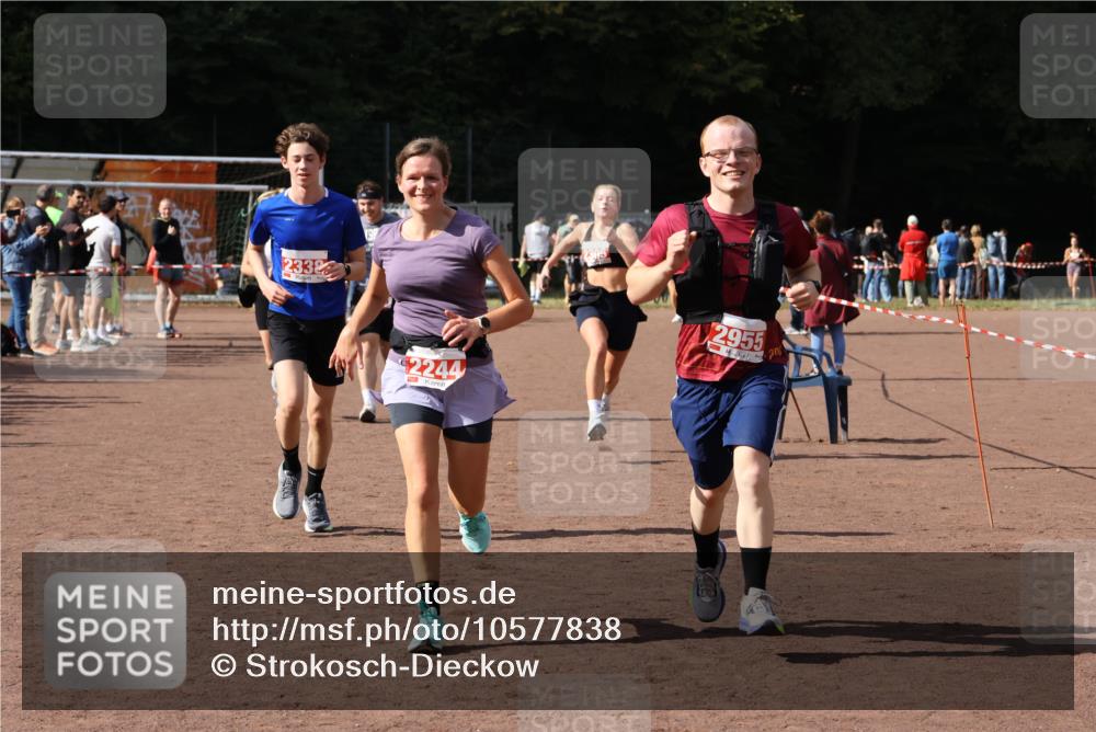 27.09.2026 - 35. Volkslauf durch das schöne Alstertal Strokosch-Dieckow http://msf.ph/oto/10577838 27.09.2026 12:32:44 Ziel 1084, 1645, 2244, 2305, 2338, 2955 meine-sportfotos.de