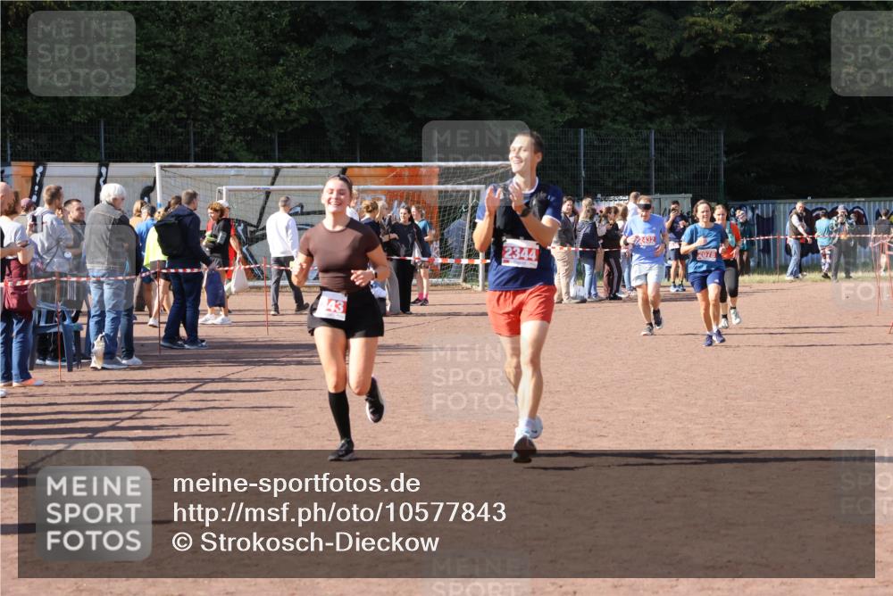 27.09.2026 - 35. Volkslauf durch das schöne Alstertal Strokosch-Dieckow http://msf.ph/oto/10577843 27.09.2026 12:43:26 Ziel 2078, 2343, 2344 meine-sportfotos.de