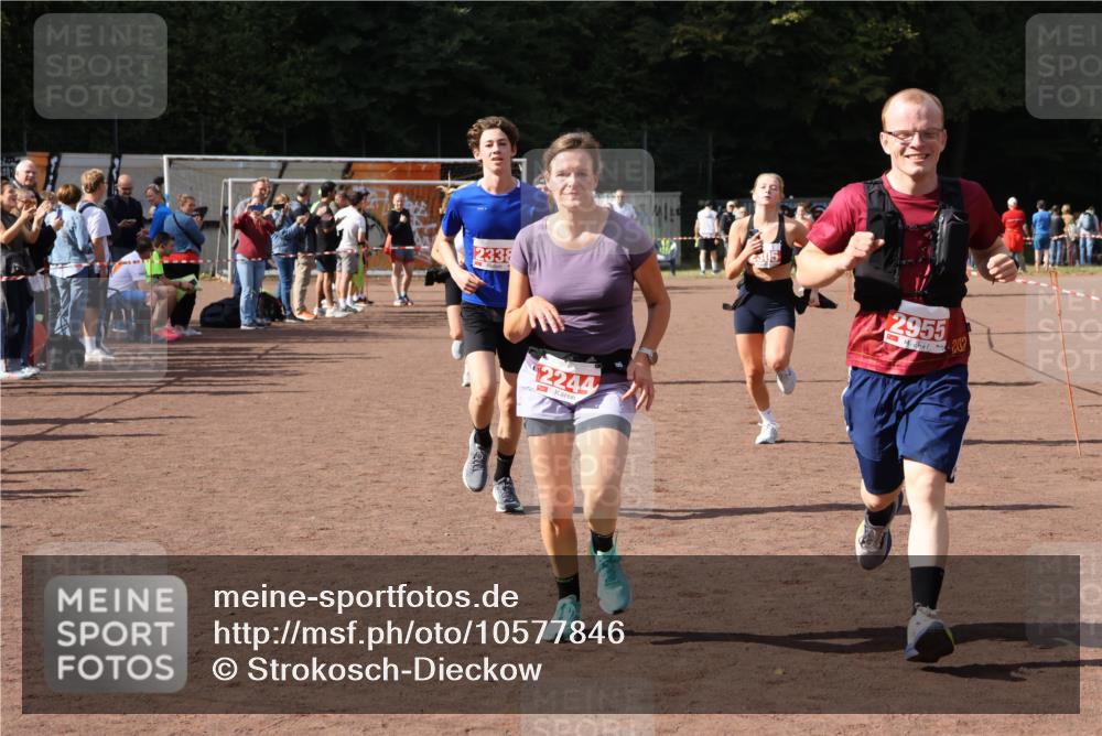 27.09.2026 - 35. Volkslauf durch das schöne Alstertal Strokosch-Dieckow http://msf.ph/oto/10577846 27.09.2026 12:32:45 Ziel 1084, 1645, 2244, 2305, 2338, 2955 meine-sportfotos.de