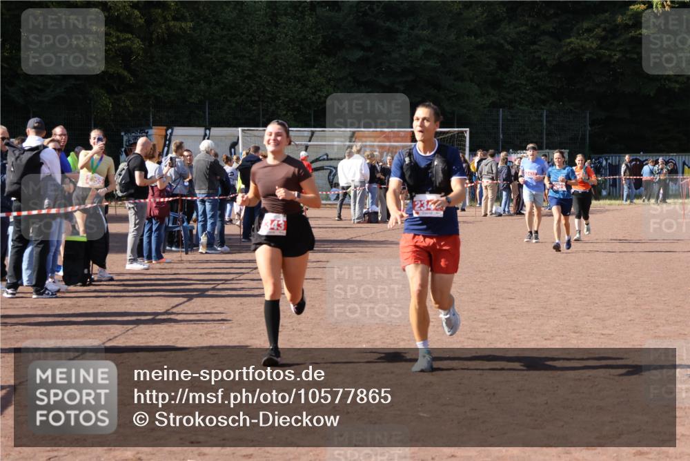 27.09.2026 - 35. Volkslauf durch das schöne Alstertal Strokosch-Dieckow http://msf.ph/oto/10577865 27.09.2026 12:43:27 Ziel 2078, 2343, 2344 meine-sportfotos.de
