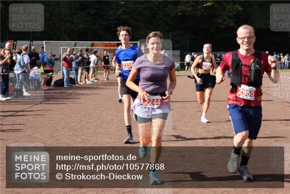 27.09.2026 - 35. Volkslauf durch das schöne Alstertal Strokosch-Dieckow http://msf.ph/oto/10577868 27.09.2026 12:32:45 Ziel 1084, 1645, 2244, 2305, 2338, 2955 meine-sportfotos.de