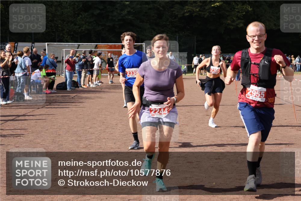 27.09.2026 - 35. Volkslauf durch das schöne Alstertal Strokosch-Dieckow http://msf.ph/oto/10577876 27.09.2026 12:32:45 Ziel 1084, 1645, 2244, 2305, 2338, 2955 meine-sportfotos.de