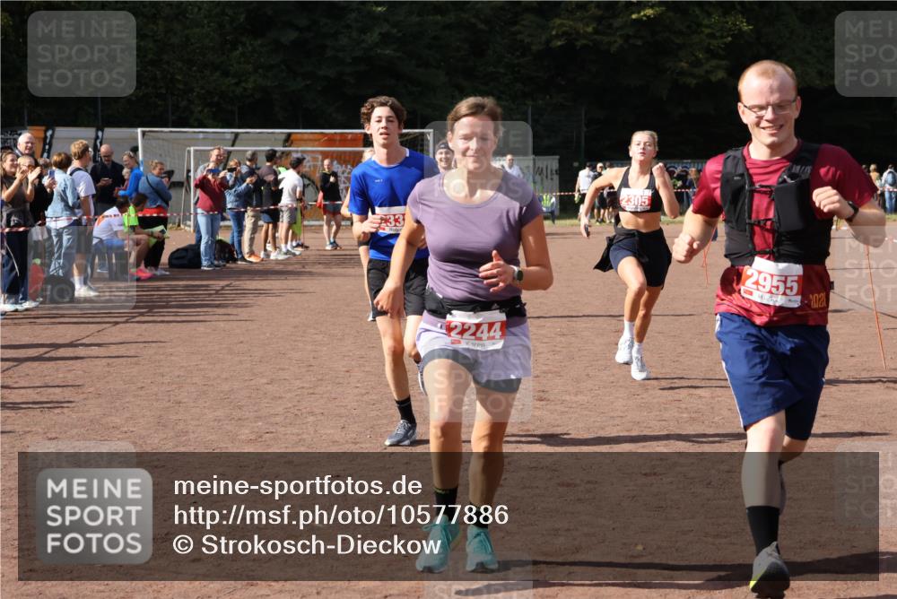 27.09.2026 - 35. Volkslauf durch das schöne Alstertal Strokosch-Dieckow http://msf.ph/oto/10577886 27.09.2026 12:32:45 Ziel 1084, 1645, 2244, 2305, 2338, 2955 meine-sportfotos.de