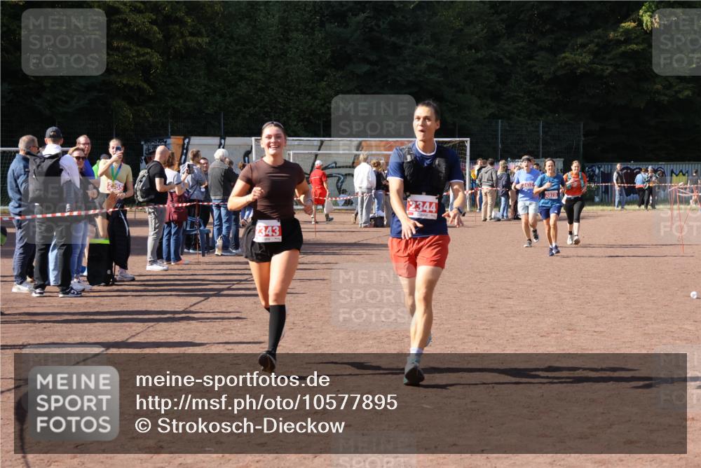 27.09.2026 - 35. Volkslauf durch das schöne Alstertal Strokosch-Dieckow http://msf.ph/oto/10577895 27.09.2026 12:43:28 Ziel 2078, 2337, 2343, 2344, 2432 meine-sportfotos.de