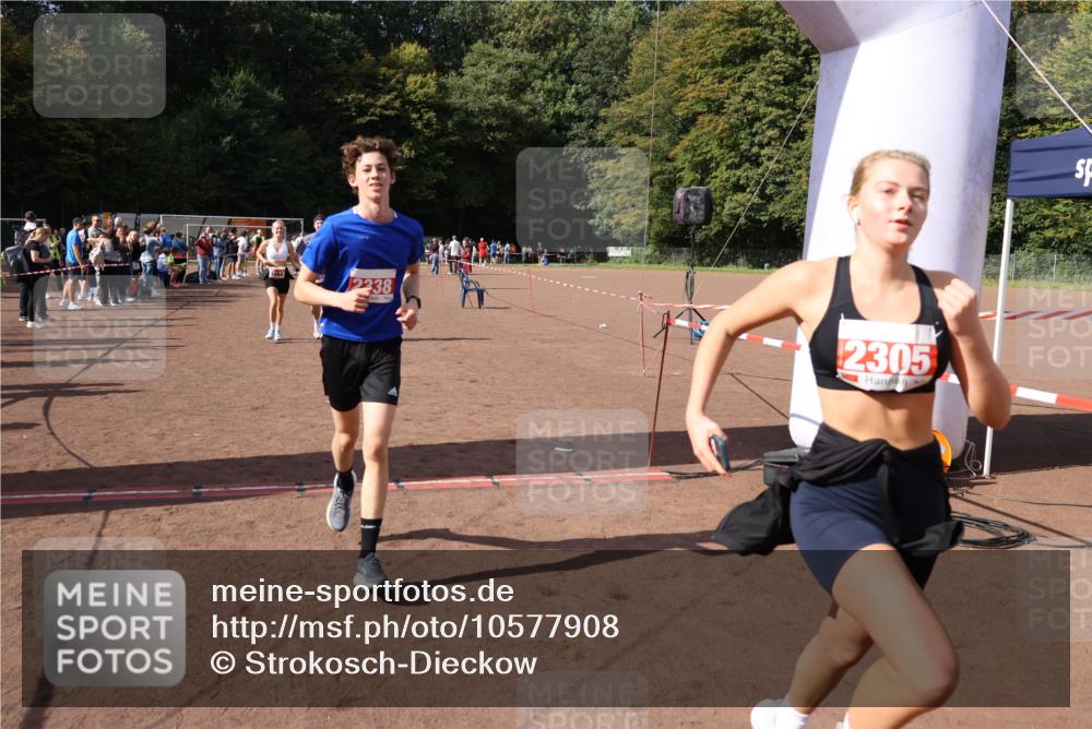 27.09.2026 - 35. Volkslauf durch das schöne Alstertal Strokosch-Dieckow http://msf.ph/oto/10577908 27.09.2026 12:32:48 Ziel 1084, 1645, 2244, 2305, 2338, 2955 meine-sportfotos.de