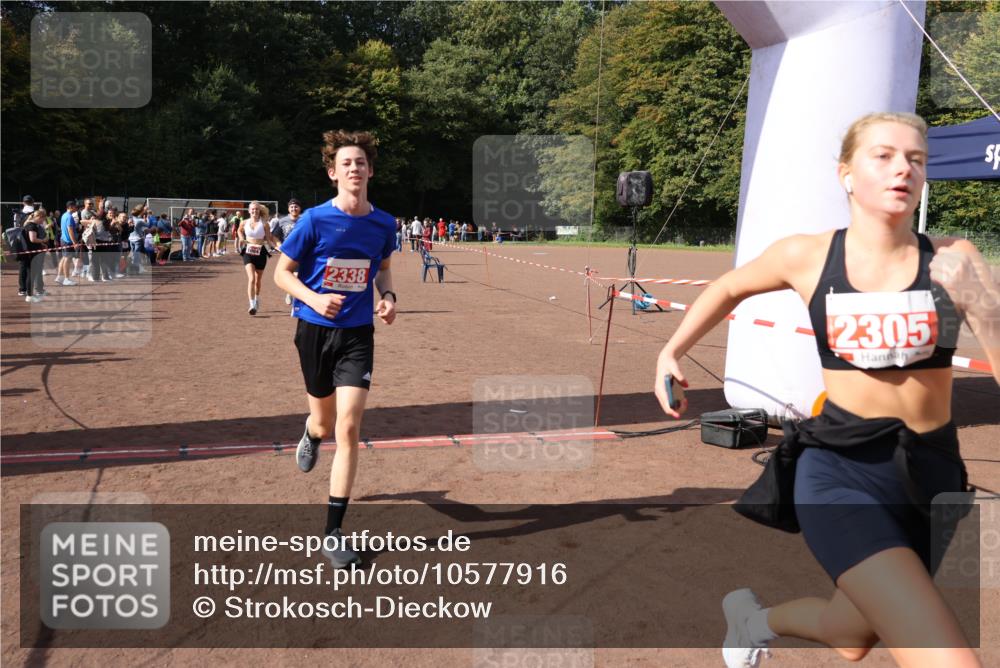 27.09.2026 - 35. Volkslauf durch das schöne Alstertal Strokosch-Dieckow http://msf.ph/oto/10577916 27.09.2026 12:32:48 Ziel 1084, 1645, 2244, 2305, 2338, 2955 meine-sportfotos.de
