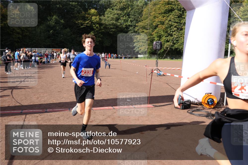 27.09.2026 - 35. Volkslauf durch das schöne Alstertal Strokosch-Dieckow http://msf.ph/oto/10577923 27.09.2026 12:32:48 Ziel 1084, 1645, 2244, 2305, 2338, 2955 meine-sportfotos.de