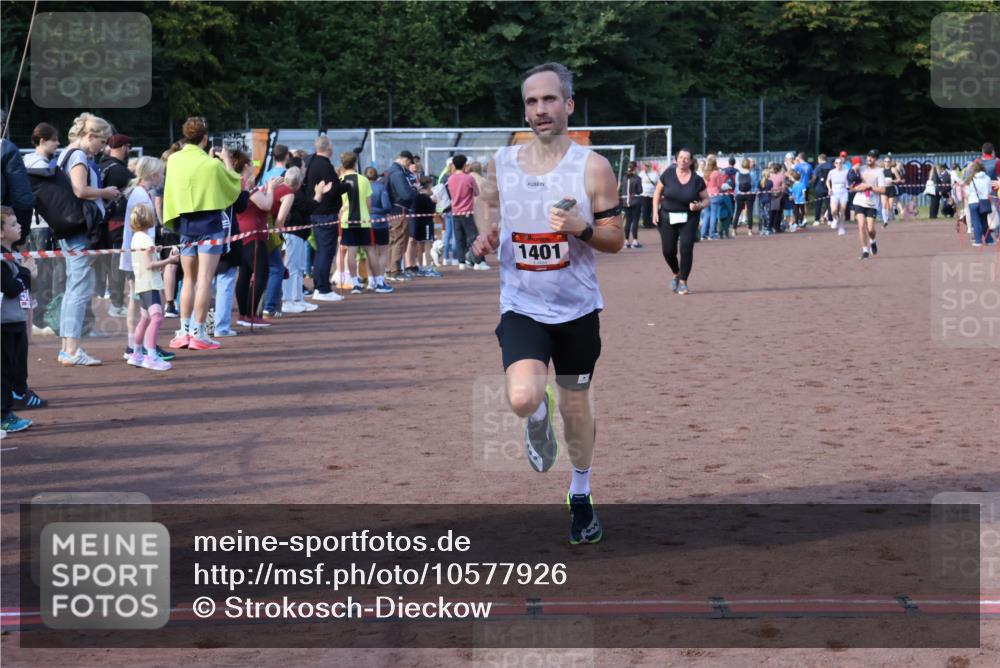 27.09.2026 - 35. Volkslauf durch das schöne Alstertal Strokosch-Dieckow http://msf.ph/oto/10577926 27.09.2026 11:19:34 Ziel 1401, 3022, 3150, 3164 meine-sportfotos.de