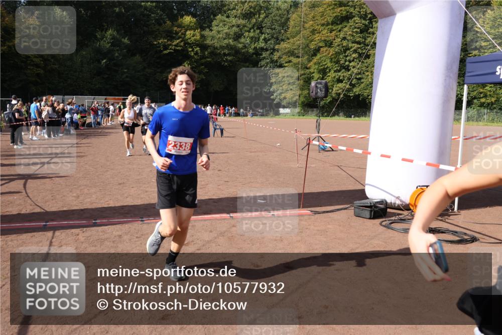 27.09.2026 - 35. Volkslauf durch das schöne Alstertal Strokosch-Dieckow http://msf.ph/oto/10577932 27.09.2026 12:32:48 Ziel 1084, 1645, 2244, 2305, 2338, 2955 meine-sportfotos.de