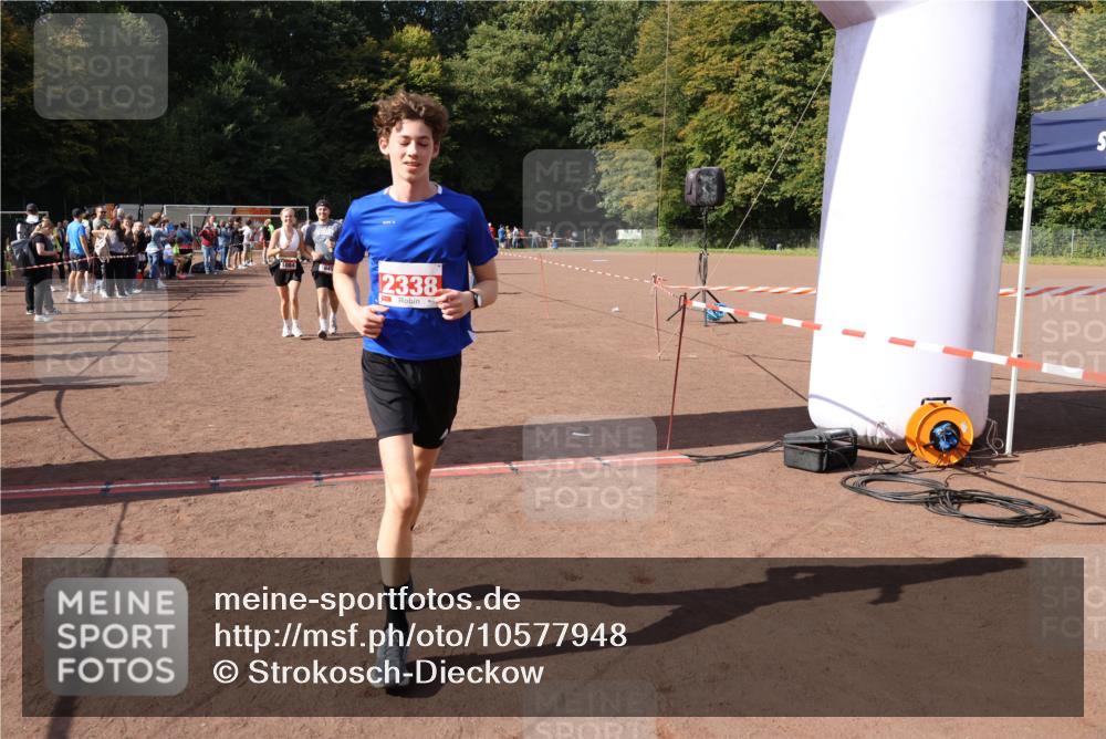 27.09.2026 - 35. Volkslauf durch das schöne Alstertal Strokosch-Dieckow http://msf.ph/oto/10577948 27.09.2026 12:32:48 Ziel 1084, 1645, 2244, 2305, 2338, 2955 meine-sportfotos.de